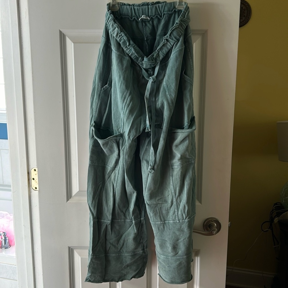 Easel size small green lounge pants